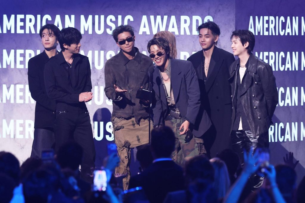 BTS анонсировали сингл «NORMAL» с помощью газетных объявлений в стиле таблоидов