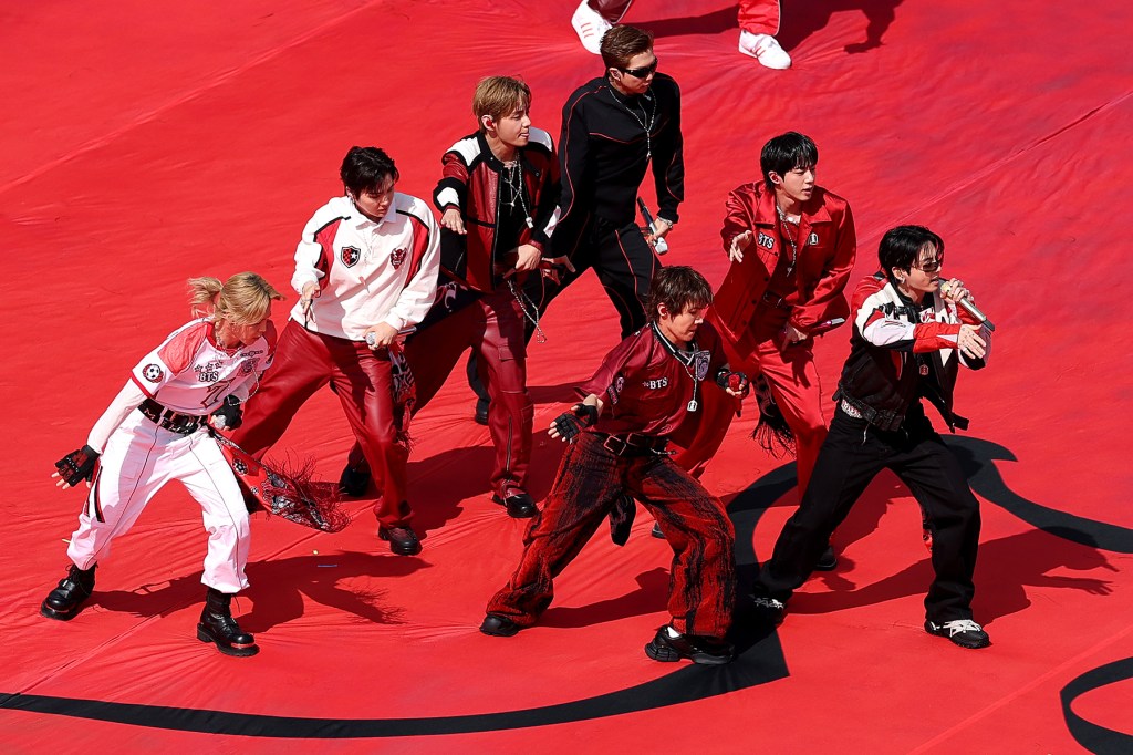 BTS выступили на финальной паузе полуфинала ЧМ-2026 с «Dynamite»