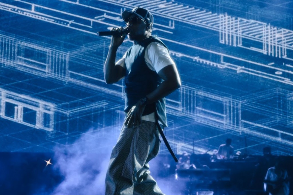 Jay-Z собрал 50 тысяч человек на «Blueprint Night» в Yankee Stadium с Фарреллом и Эминемом