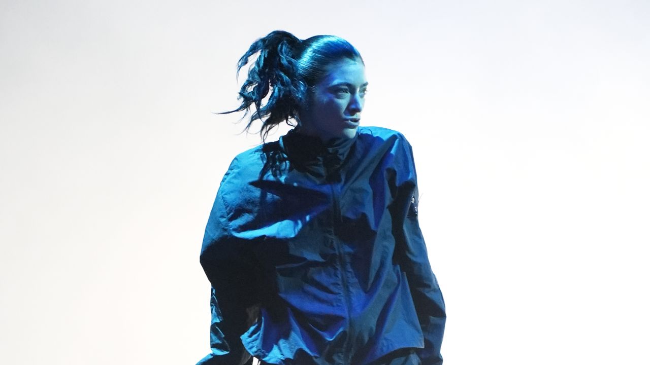 Lorde выложила 49 демо-версий песен с альбома Virgin в честь его годовщины