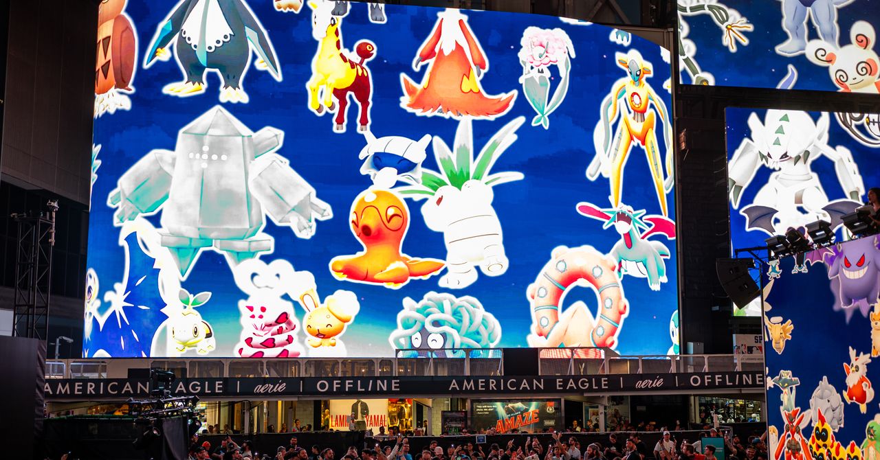 Более 1500 игроков Pokémon Go собрались на Таймс-сквер, чтобы сразиться с Мьюту