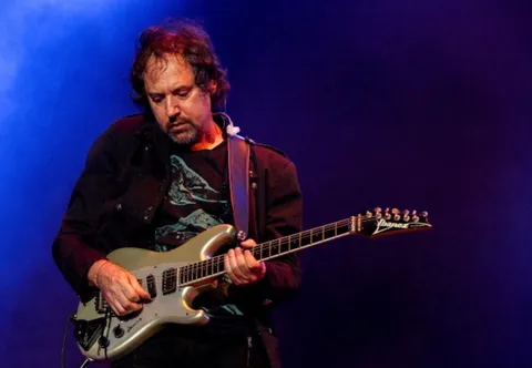 Алехандро Маркович, бывший гитарист Caifanes, выписан из больницы после инсульта и комы