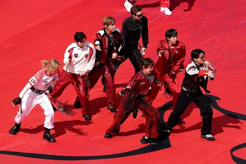 BTS выступили на финальной паузе полуфинала ЧМ-2026 с «Dynamite»