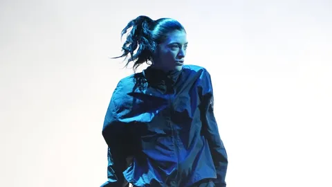 Lorde выложила 49 демо-версий песен с альбома Virgin в честь его годовщины