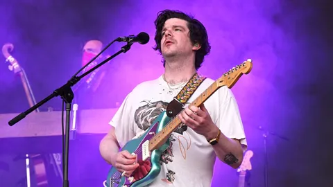 Гитарист Modest Mouse Саймон О’Коннор извинился за сообщения несовершеннолетнему